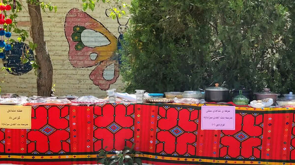 بازارچه دانش‌آموزی در مدرسه بنت‌الهدی یاسوج به‌مناسبت هفته مشاغل