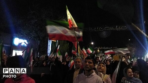 مردم نیشابور خانوادگی در میدان حاضر هستند 