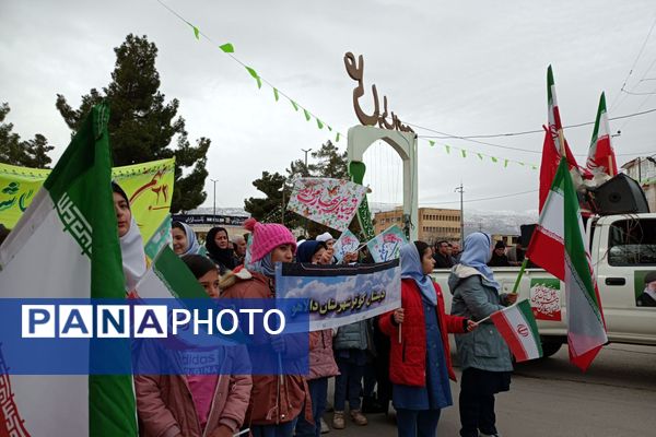 دانش‌آموزان دالاهو در راهپیمایی ۲۲ بهمن غوغا کردند