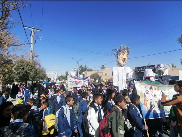 حضور پرشور دانش‌آموزان مدارس خاتم در راهپیمایی ۱۳ آبان 
