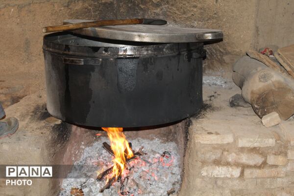 آماده‌سازی حلیم عاشورا در روستای اسحاق‌آبادی نیشابور