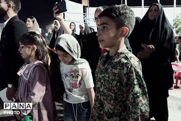 اجتماع پرشور دانش‌آموزان دبستان پسرانه توحید در غرفه شهدای دانش آموز ورامین 