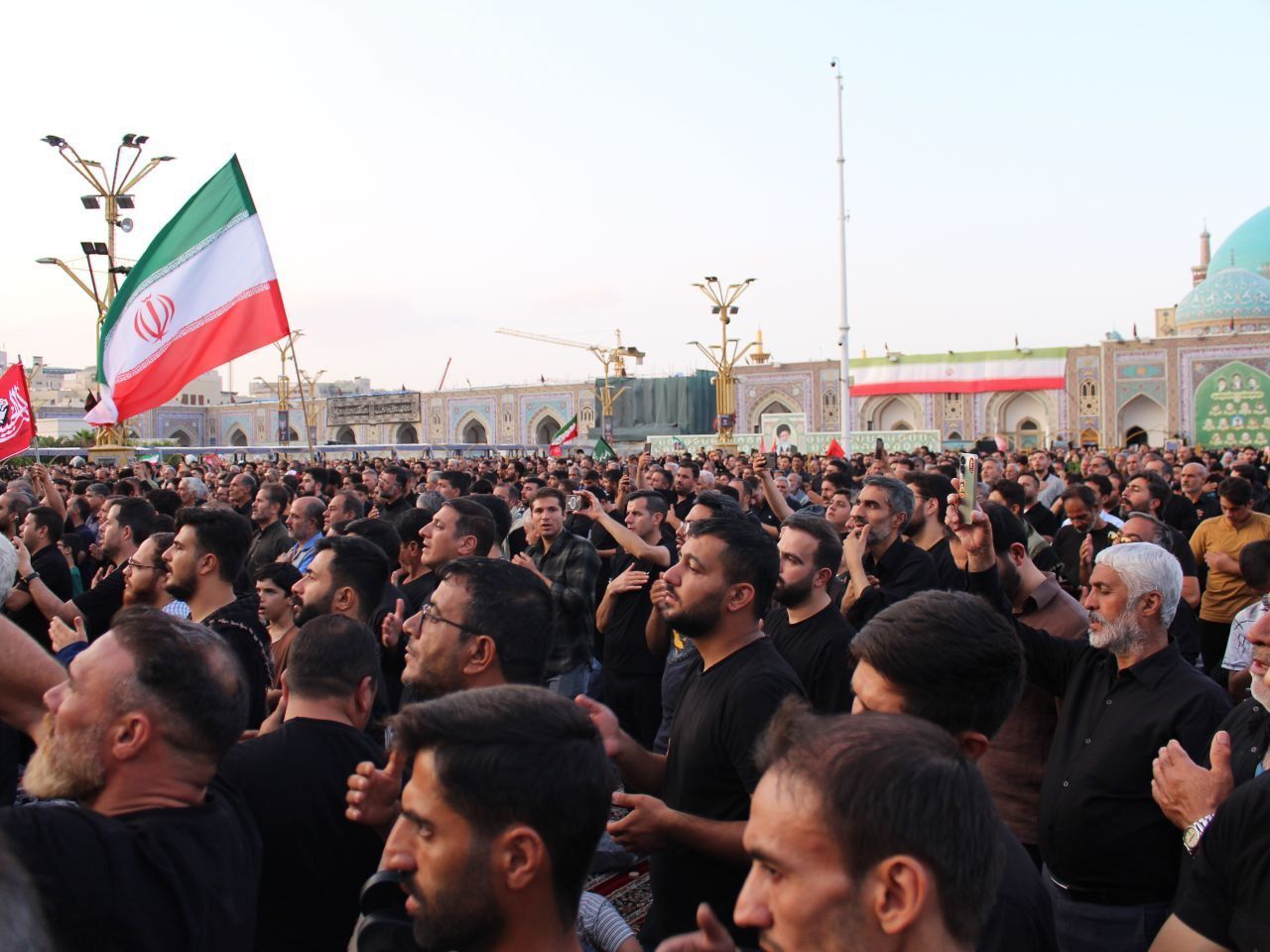 بارگاه منوّر رضوی در سالروز شهادت امام رضا (ع) یکپارچه سیاهپوش و لبریز از سوز و گداز عزاداران شد