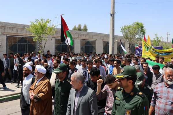 راهپیمایی دانش‌آموزان جعفرآباد قم در اعلام حمایت از عملیات وعده صادق