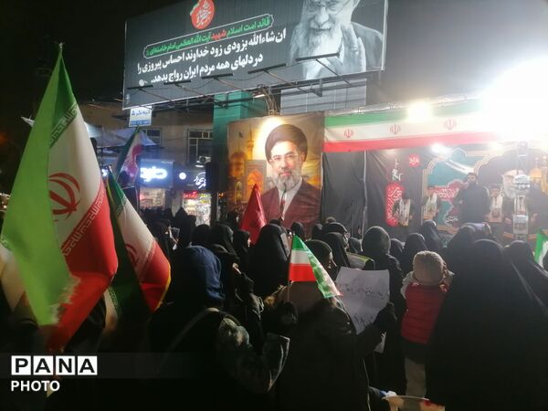 اجتماع بزرگ خانوادگی بر مدار ایران با حضور دانش آموزان ناحیه 3 مشهد