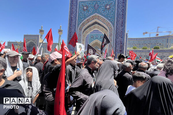 مشهد در سوگ؛ بدرقه باشکوه رهبر شهید انقلاب در جوار بارگاه رضوی