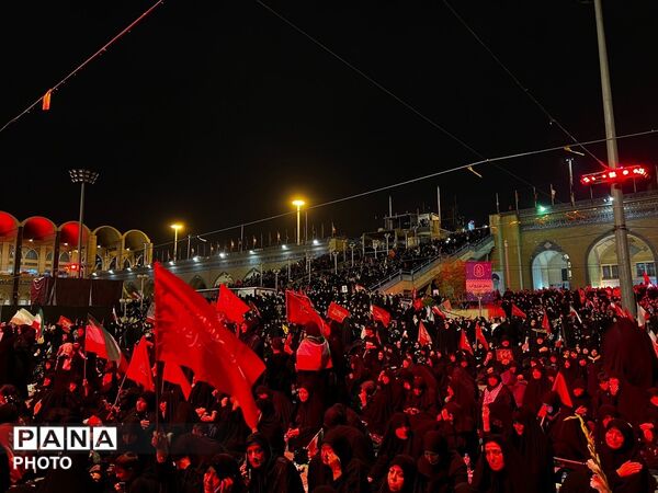 وداع حماسی مردم با شهدای وطن در مصلای تهران