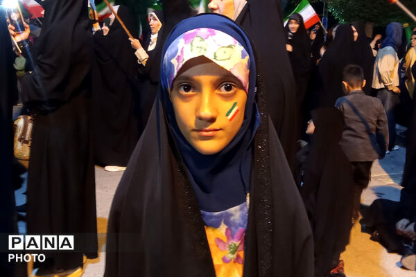 ایستادگی در سایه پرچم وطن