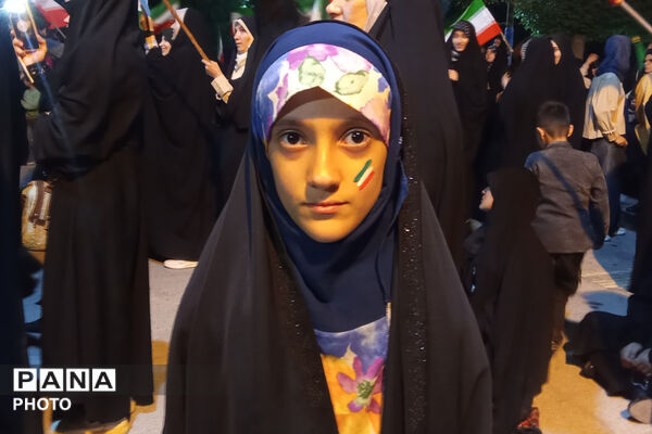 ایستادگی در سایه پرچم وطن