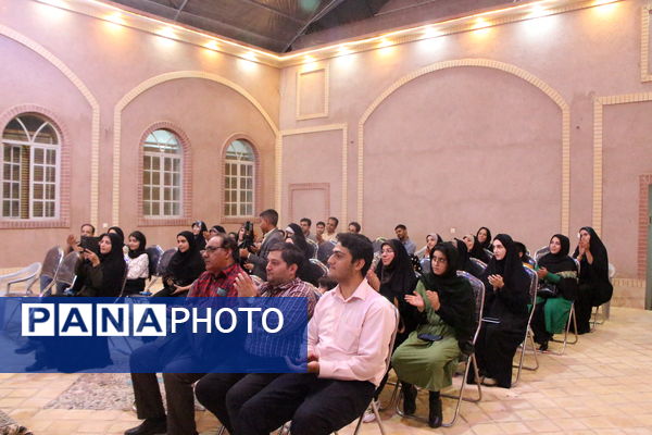 محفل شعر در سازمان دانش‌آموزی یزد 