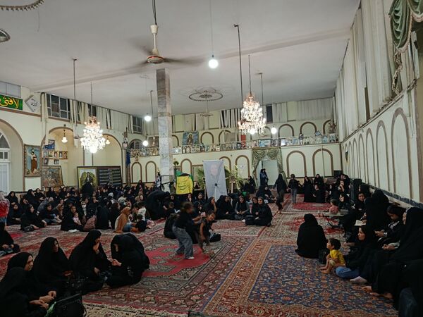 حضور کودکان در مراسم شب ششم محرم در حسینیه حیدری شهرستان کاشمر 