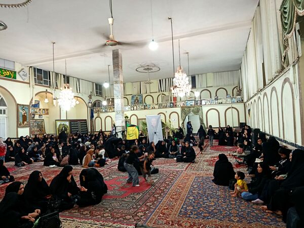 حضور کودکان در مراسم شب ششم محرم در حسینیه حیدری شهرستان کاشمر 