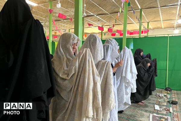 تصویر بندگی دانش‌آموزان در ماه خدا