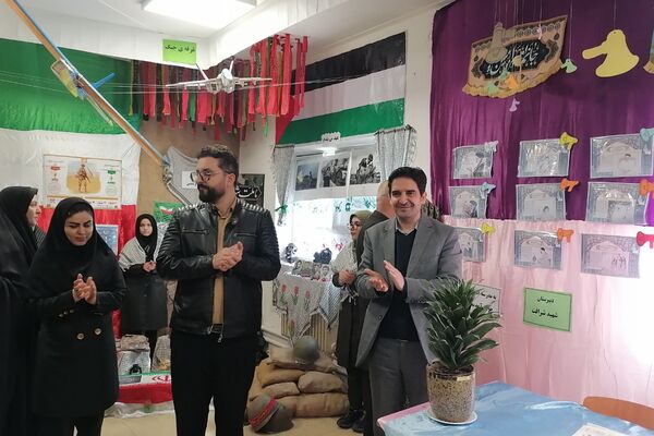افتتاحیه نمایشگاه «مدرسه انقلاب» در مدرسه شهید شرافت بهارستان‌دو