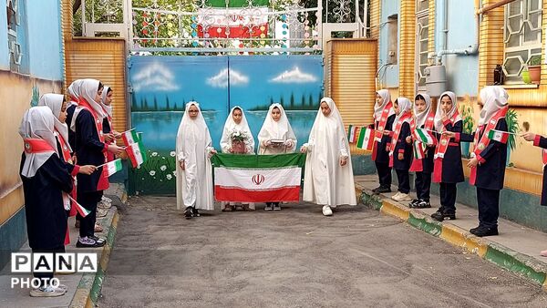 آیین جشن شکوفه‌ها و نواختن زنگ مهر و ایثار در دبستان دخترانه فرهنگیان