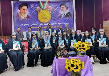 تجلیل از دانش‌آموزان برتر ششمین جشنواره علمی -پژوهشی در رودان