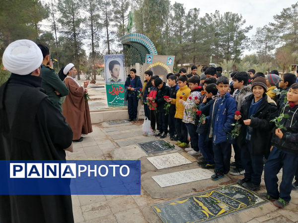 غبارروبی مزار دانش‌آموز شهید «حیدر رضایی» در قم