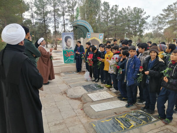 غبارروبی مزار دانش‌آموز شهید «حیدر رضایی» در قم