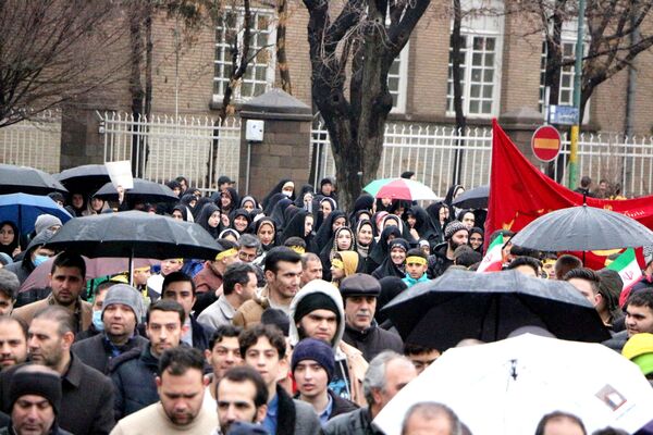 خلاقیت و نشاط دانش‌آموزی در غرفه‌های آموزش و پرورش در مسیر راهپیمایی ۲۲ بهمن