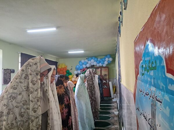 شرکت دانش‌آموزان مدرسه حضرت زینب(س) در نماز جماعت