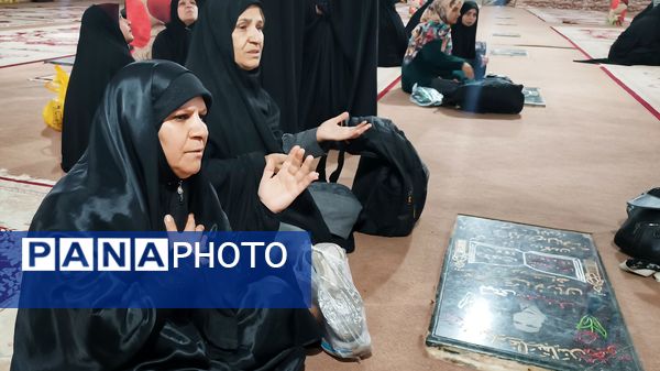 قرائت زیارت عاشورا توسط زائران مسجد جمکران در گلزار شهدای یاسوج