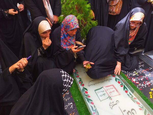 دختران اثرگذار شهرستان‌های تهران مزار سردار دلها و شهیده آیدا قاسمی را زیارت کردند