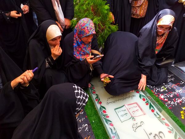 دختران اثرگذار شهرستان‌های تهران مزار سردار دلها و شهیده آیدا قاسمی را زیارت کردند