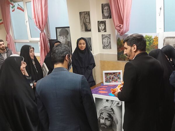 به نمایش گذاشتن گوشه ای از برکات انقلاب اسلامی در مدرسه انقلاب دبیرستان حق شناس2
