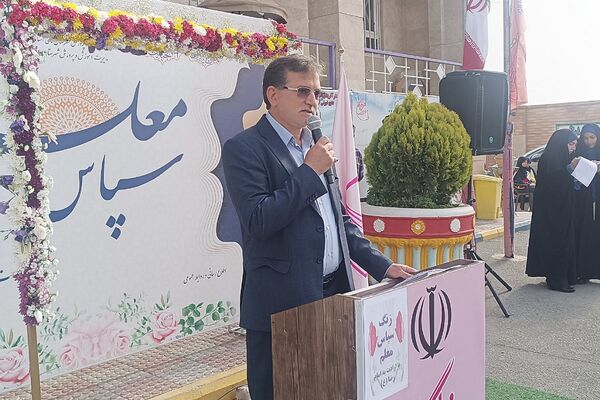 پاسداشت مقام شامخ معلم در آموزشگاه هیأت امنایی فرزانگان ملارد؛ با نواختن زنگ سپاس معلم 