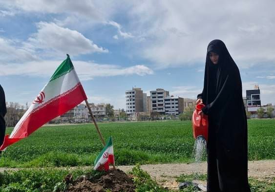 آیین کاشت نهال به نام شهدای دانش‌آموز میناب در کرج 