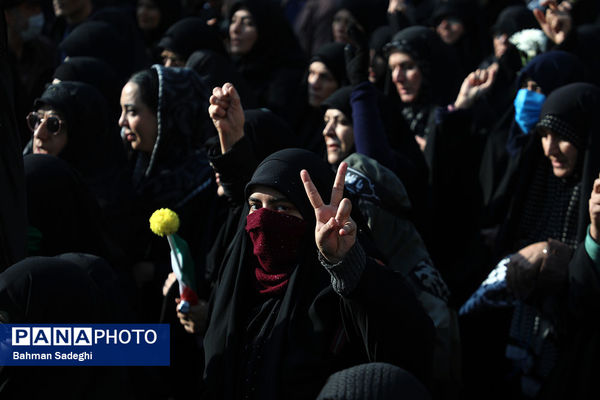 تشییع پیکرهای ۱۰۰ شهید گمنام از مقابل دانشگاه تهران