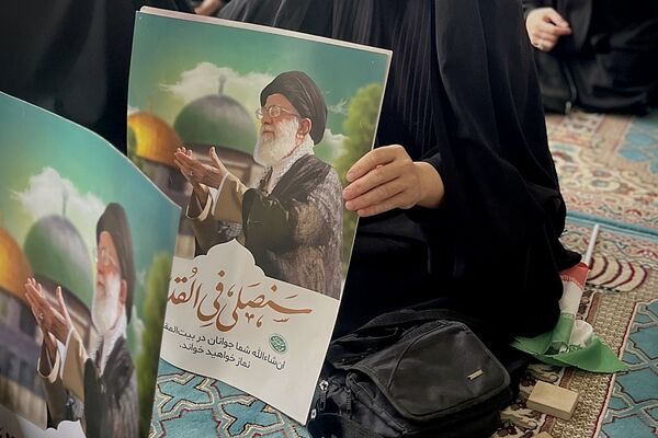 نماز جماعتی که در غم فراق پدر امت خوانده شد