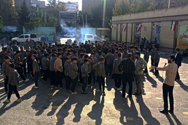 تجدید میثاق نسل نوجوان با آرمان‌های شهدا در مراسم تشییع شهید گمنام ورامین