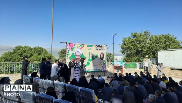 همایش پیاده‌روی فرهنگیان از امامزاده عبدالله تا تپه نورالشهدا یاسوج 