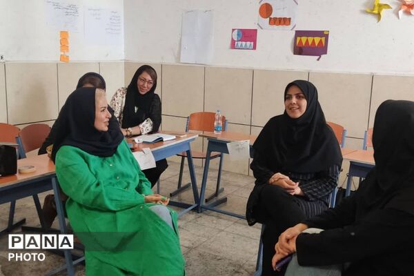 کارگاه مراقبت از نوجوانان در فضای مجازی در مدرسه محمدمهدی مهیا