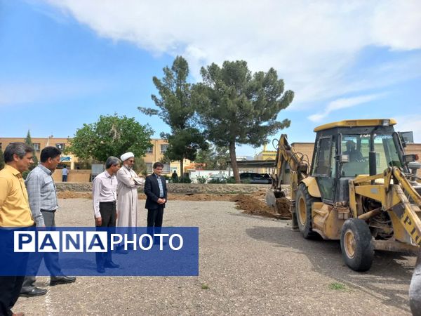 آغاز ساخت زمین چمن مصنوعی در دبیرستان نمونه دولتی دانش