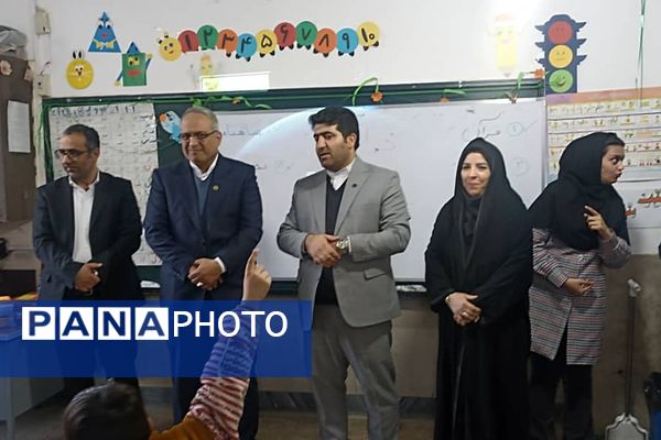 حضور سرزده مدیرکل آموزش و پرورش شهرستان‌های تهران در دبستان حافظ منطقه عباس آباد ناحیه یک شهرری