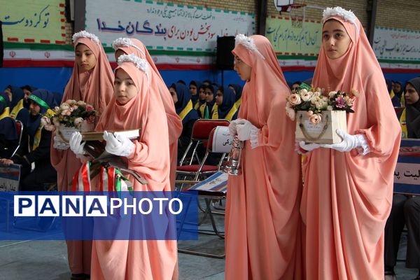 هم‌سرایی هزار نفری دانش‌آموزان یاور انقلاب در اسلامشهر