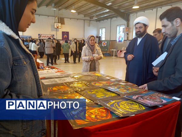 افتتاح نمایشگاه آثار هنری دانش‌آموزان دبیرستان‌های تیتکانلو و مایوان