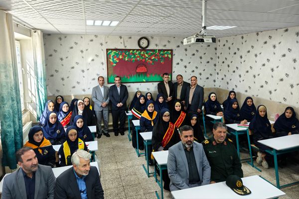 نواختن زنگ مهر و ایثار در دبیرستان عصمتیه کرمانشاه 