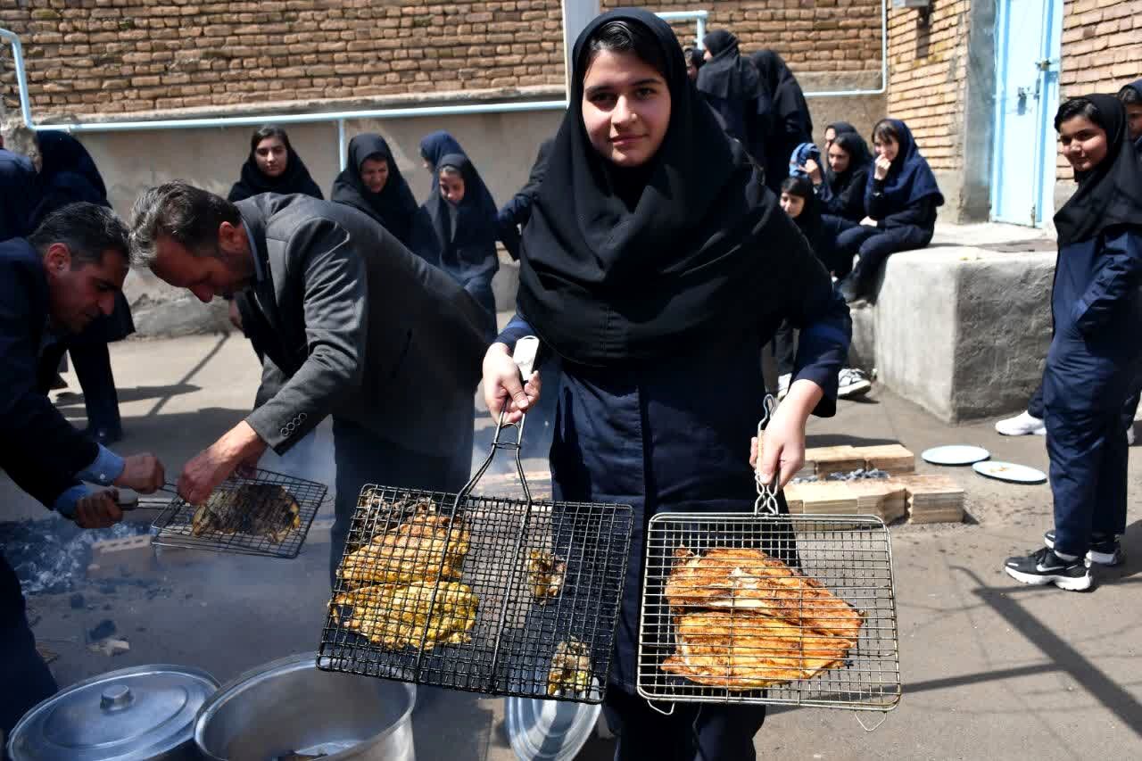 کارگاه طبخ آبزیان در دبیرستان میر فتح‌اله سید زنوزی شهر زنوز 