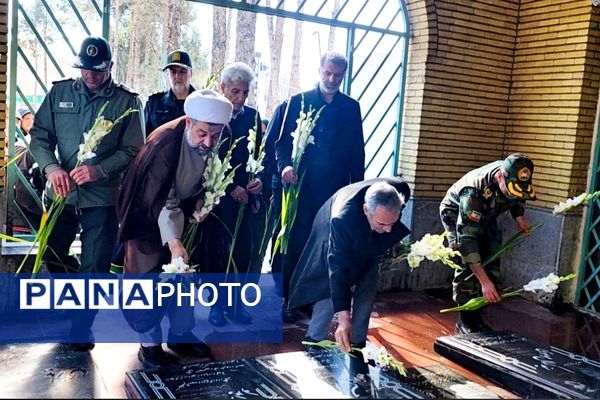 آیین گلباران مزار شهدا با حضور مسئولان شهرستان رباط‌کریم