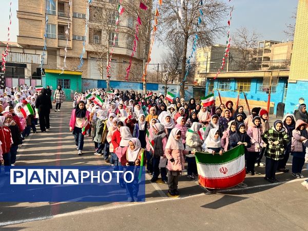 نواختن زنگ انقلاب در دبستان‌المهدی ناحیه 2 کرج 