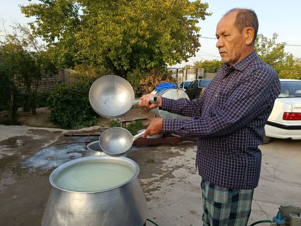 پخت و توزیع نذری در روز تاسوعای حسینی روستای حسن آباد داراب استان فارس