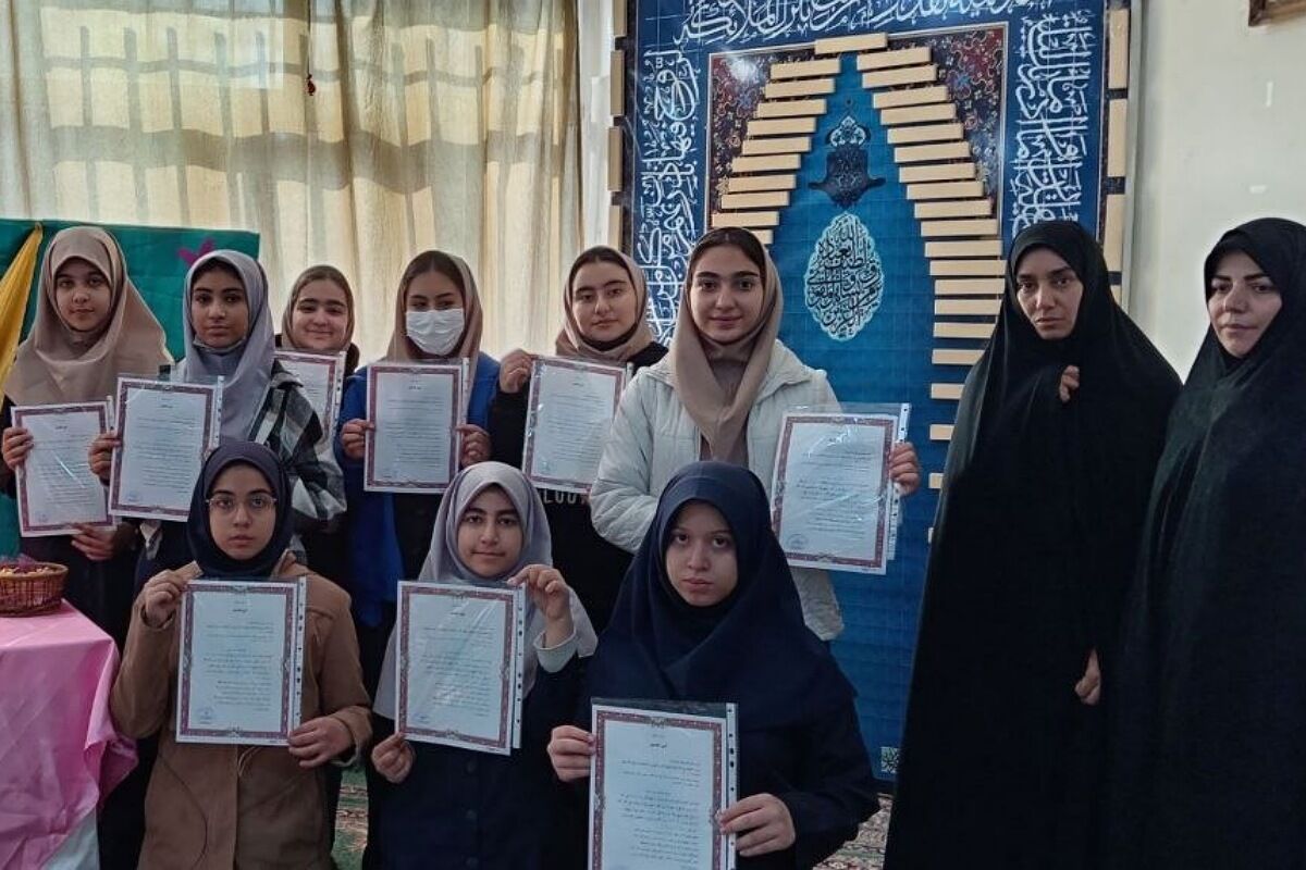 تقدیر از دانش آموزان نمازگزار، احساس تنهایی یا غربت آنها را در مسیر دینداری، کاهش می دهد