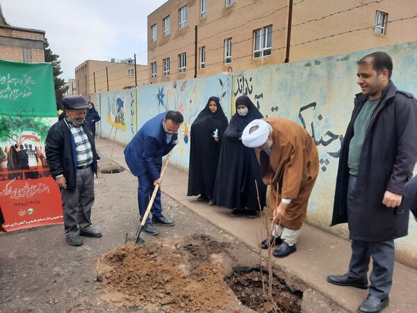 در هفته درختکاری دبیرستان دخترانه فدک تربت جام سرسبزتر شد