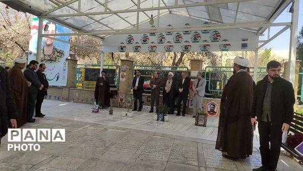 گلباران مزار شهدا به‌مناسبت آغاز هفته کانون‌های فرهنگی و تربیتی در قم