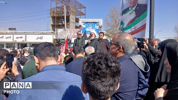 شهید وطن بر روی دستان مردم شهید پرور تشیع شد