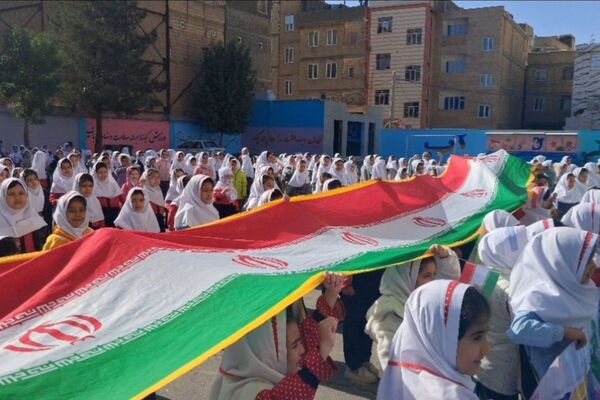  آیین گرامیداشت انقلاب اسلامی در مدارس رباط‌کریم