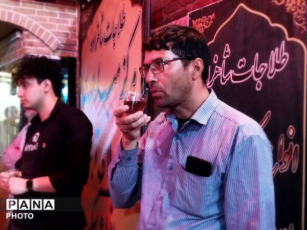 فعالیت چایخانه حضرت زهرا(س) در مسجد جامع نیشابور همزمان با هفته دفاع مقدس